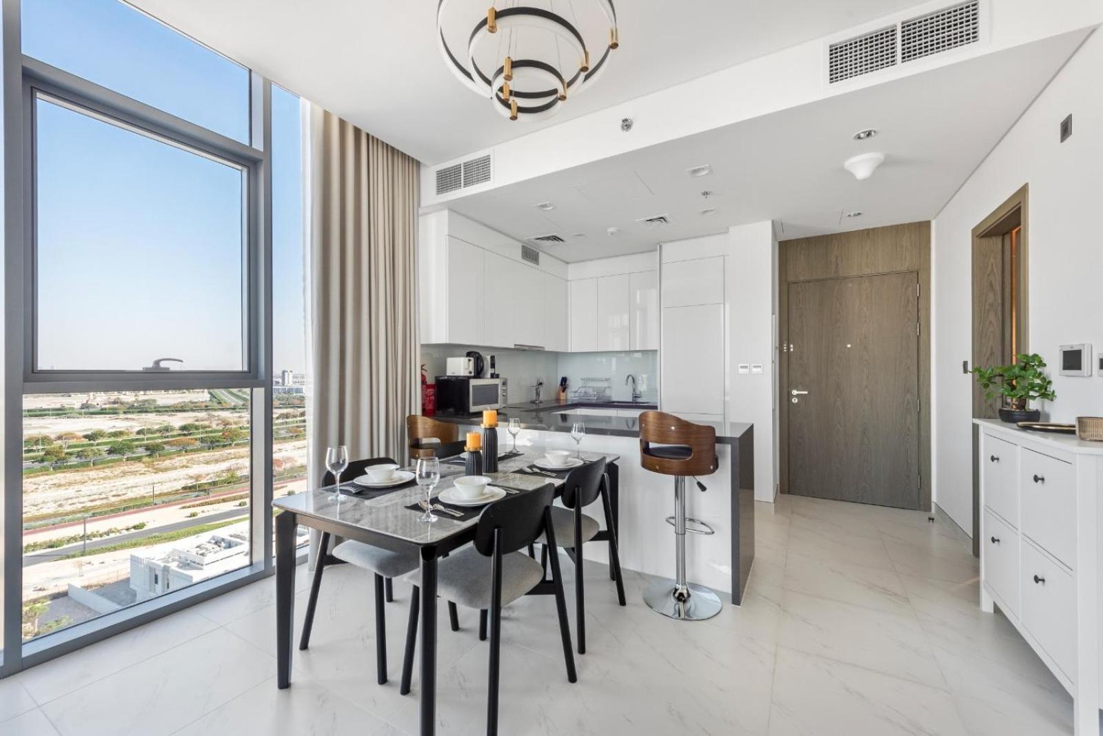 Tranquil Retreat 1 Bedroom With Serene Views In District 1 *